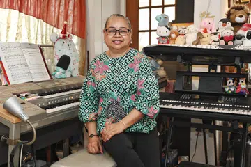 DEDIKASI: Cik Saedah Samat-Alkaff sudah menjadi guru muzik profesional selama 35 tahun.