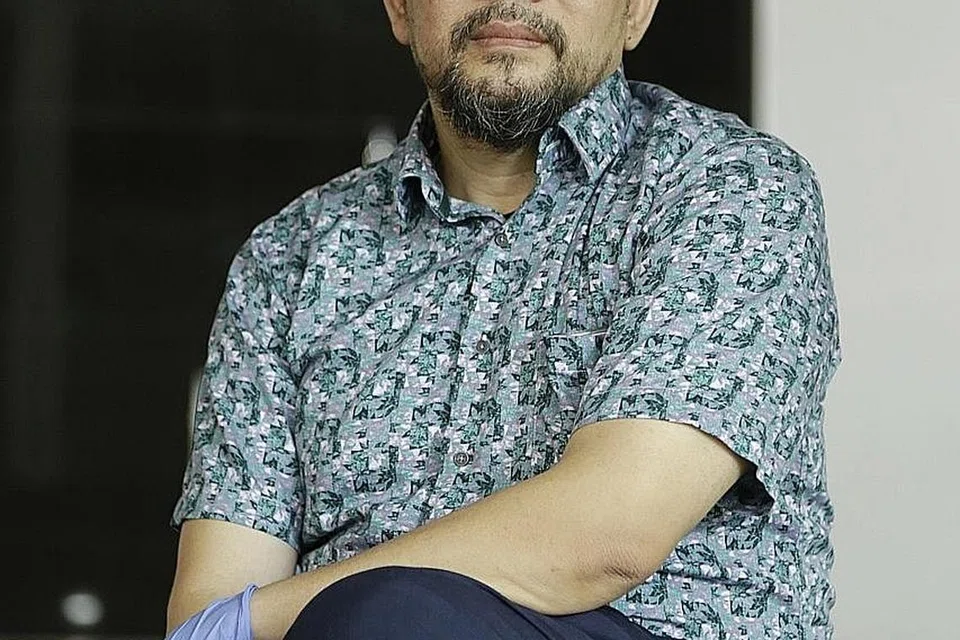 SEMUA DIBERSIHKAN: Pekerja membersihkan semua perabot dan perkakas serta kawasan dalaman di Masjid Al-Mawaddah termasuk di almari dan rak buku dengan cecair nyah kuman dengan wartawan (gambar atas) berpeluang menyaksikan proses itu dilakukan. - Foto BH oleh AZMI ATHNI