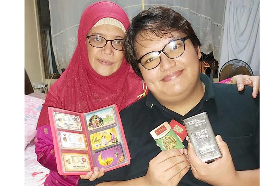 AJAR MELABUR SEJAK MUDA: Cik Bibah Mohd Atan, (kiri) bersama anaknya Encik Izz Ziyad Sharel (kanan) yang telah mengumpul emas dan perak pada 2017, ketika berusia 17 tahun lagi. - Foto ihsan BIBAH MOHD ATAN