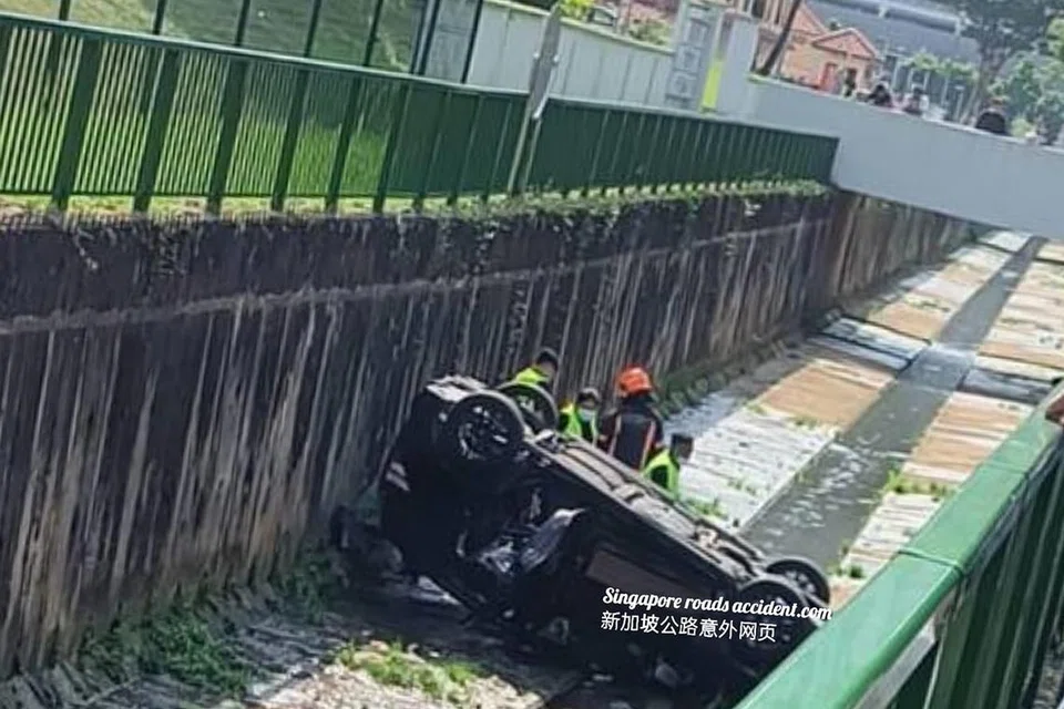 KERETA TERBABAS: Dalam gambar di media sosial, kereta itu kelihatan dalam keadaan terbalik dalam longkang.