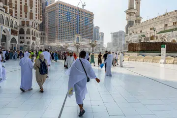 Orang ramai dan jemaah berada di pekarangan Masjidil Haram di Makkah, Arab Saudi, pada 16 September 2026. Arab Saudi berkata sistem pertahanan udaranya memintas sebuah dron yang didakwa dilancarkan Houthi ke arah Makkah, mencetuskan kecaman meluas daripada beberapa negara dan pertubuhan antarabangsa yang menegaskan pentingnya melindungi kesucian kota itu serta keselamatan jemaah.
