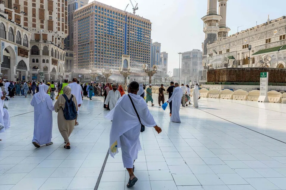Orang ramai dan jemaah berada di pekarangan Masjidil Haram di Makkah, Arab Saudi, pada 16 September 2026. Arab Saudi berkata sistem pertahanan udaranya memintas sebuah dron yang didakwa dilancarkan Houthi ke arah Makkah, mencetuskan kecaman meluas daripada beberapa negara dan pertubuhan antarabangsa yang menegaskan pentingnya melindungi kesucian kota itu serta keselamatan jemaah.