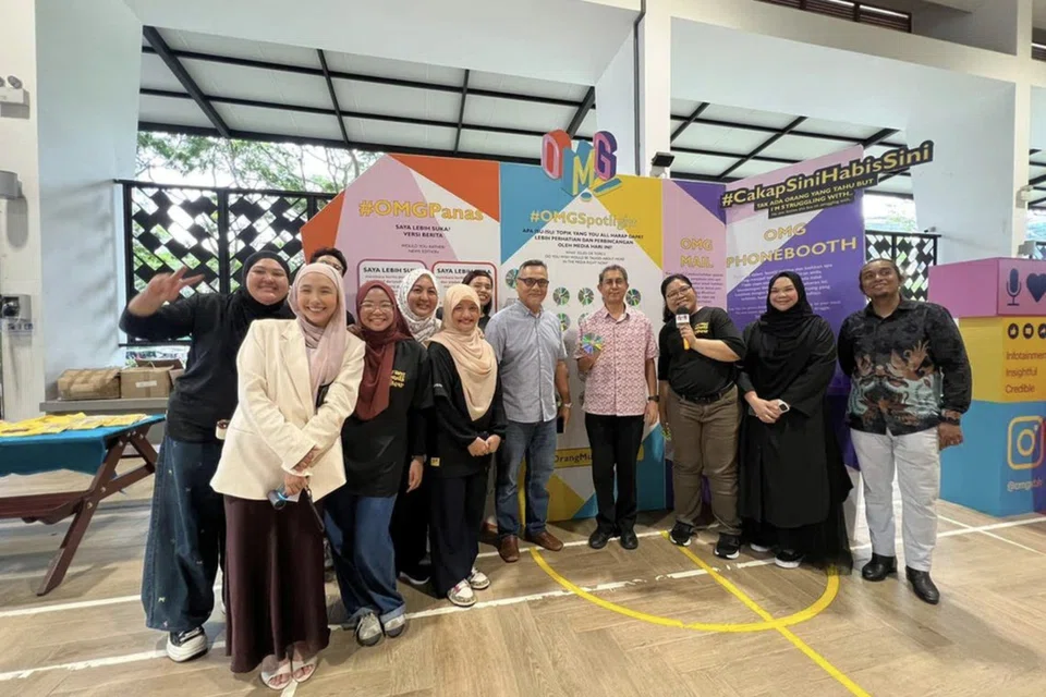 Pemangku Menteri Bertanggungjawab bagi Ehwal Masyarakat Islam, Profesor Madya Dr Muhammad Faishal Ibrahim (empat dari kanan); Editor Berita Harian (BH), Encik Nazry Mokhtar (lima dari kanan); Editor Audiens dan Perkembangan BH, Cik Norhaiza Hashim (enam dari kanan), bergambar bersama di reruai cabang audiens muda BH, ‘OMGxBH’, di Wisma Geylang Serai (WGS) semasa acara sulung Festival Dikir Singapura 2025. Turut hadir ialah pasukan ‘OMGxBH’, (dari kiri) Cik Farah Ashirin Sahrin; Wartawan Video ‘OMGxBH’, Encik Putra Nur Haiqal Sallehuddin; Pereka Digital BH, Raja Nurul Huda Raja Ahmad; Eksekutif Penjenamaan dan Promosi BH, Cik Ismawati Ismail; Timbalan Editor Audiens dan Perkembangan, Cik Rabiatul Adawiya Binhan; Penerbit Media Sosial, Cik Nur Sabrina Masri; Pengurus, (Pengaturcaraan dan Perkongsian Bersepadu) Persatuan Rakyat (PA), Cik Siti Zuraidah Taib; dan penggiat seni, Encik Firdaus Faisal.