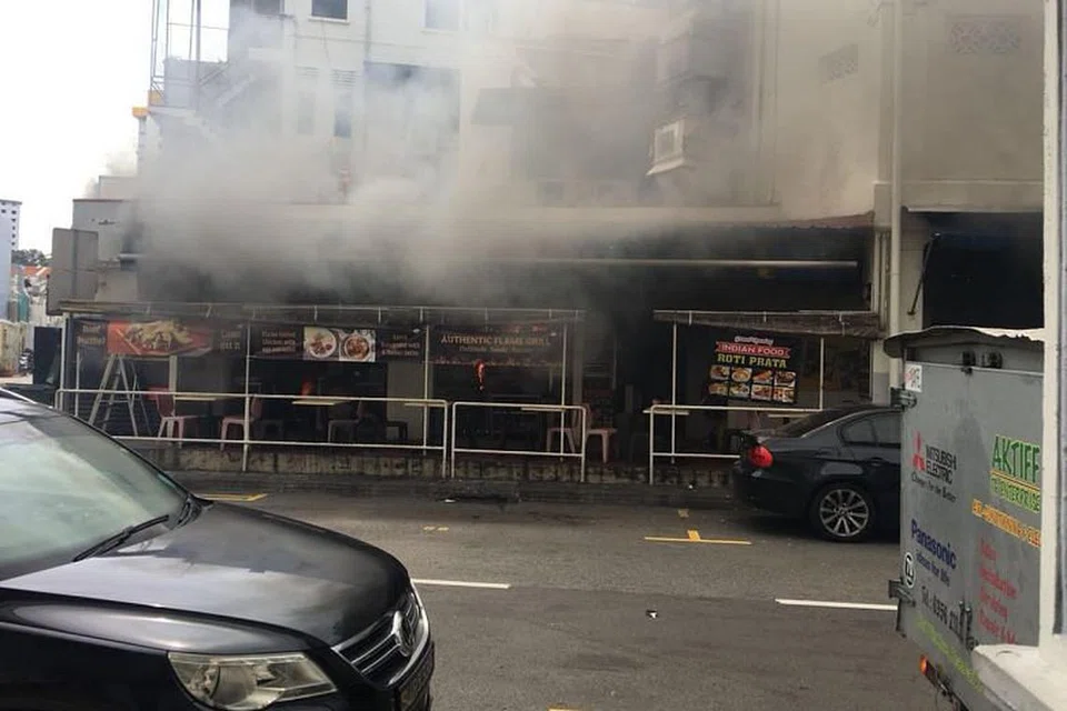 Encik William Lim berkata beliau sedang menggunakan bilik mandi di kedai kopi Neil Road sekitar 12 tengah hari apabila beliau mendengar bunyi kuat. 