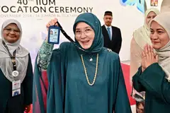Tengku Ampuan Pahang, Tunku Azizah Aminah Maimunah Iskandariah (tengah), yang kembali bergelar mahasiswi pada usia 64 tahun, menunjukkan kad pelajar Universiti Islam Antarabangsa Malaysia (UIAM).