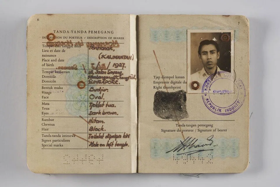 PASPORT BAPA KEMBALIKAN MEMORI: Pasport milik ayah Encik Zulkiflee Muhammad, Muhammad Mursyid. - Foto IHSAN ZULKIFLEE MUHAMMAD.