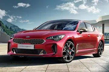 KIA STINGER: Kereta berprestasi tinggi ini mendapat undian tertinggi kerana ia berbaloi dengan harganya serta gayanya. Tidak dapat dinafikan, kereta ini amat menarik dari segi penampilannya, dengan reka bentuk yang elegan serta prestasi yang tinggi. Kereta ini boleh didapatkan dengan harga kurang $200,000. - Foto fail