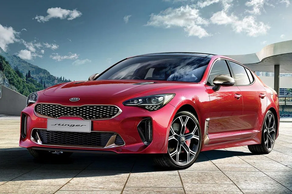 KIA STINGER: Kereta berprestasi tinggi ini mendapat undian tertinggi kerana ia berbaloi dengan harganya serta gayanya. Tidak dapat dinafikan, kereta ini amat menarik dari segi penampilannya, dengan reka bentuk yang elegan serta prestasi yang tinggi. Kereta ini boleh didapatkan dengan harga kurang $200,000. - Foto fail