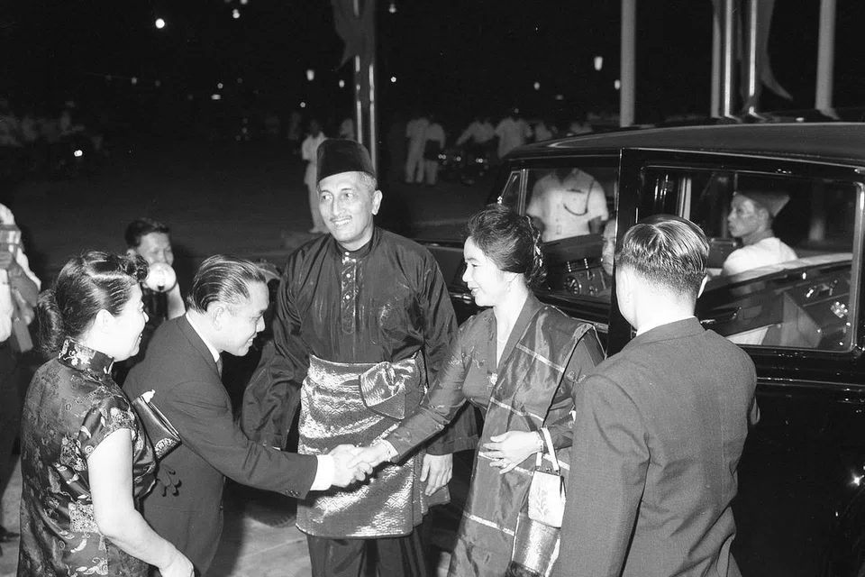 Noor Aishah, Yusof Ishak, Panggung Negara