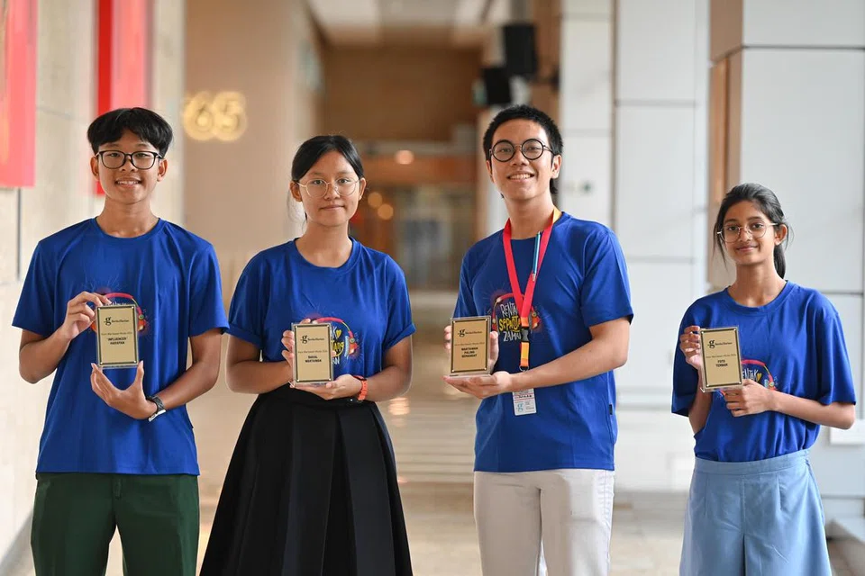 Pemenang anugerah individu Kem Wartawan Muda 2024 - (dari kiri) Bazil Ehsan Mohamed Shahrulfadillah, 15 tahun, Pempengaruh Harapan (Sekolah Menengah Jurongville); Nur Aqilah Abdul Rani, 15 tahun, Bakal Wartawan (Sekolah Perempuan Raffes); Julfa Ardhani Wisnumurti, 17 tahun, Wartawan Paling Bersemangat (Sekolah Victoria); dan Insyirah Muhammad, 13 tahun, Foto Terbaik (Sekolah Menengah St. Anthony Canossian).