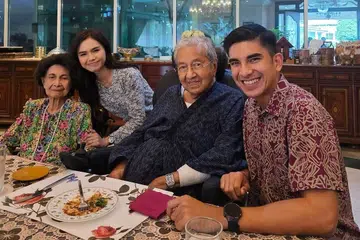 Syed Saddiq, Bella Astillah, Mahathir Mohamad