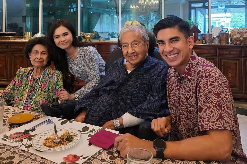 Syed Saddiq, Bella Astillah, Mahathir Mohamad