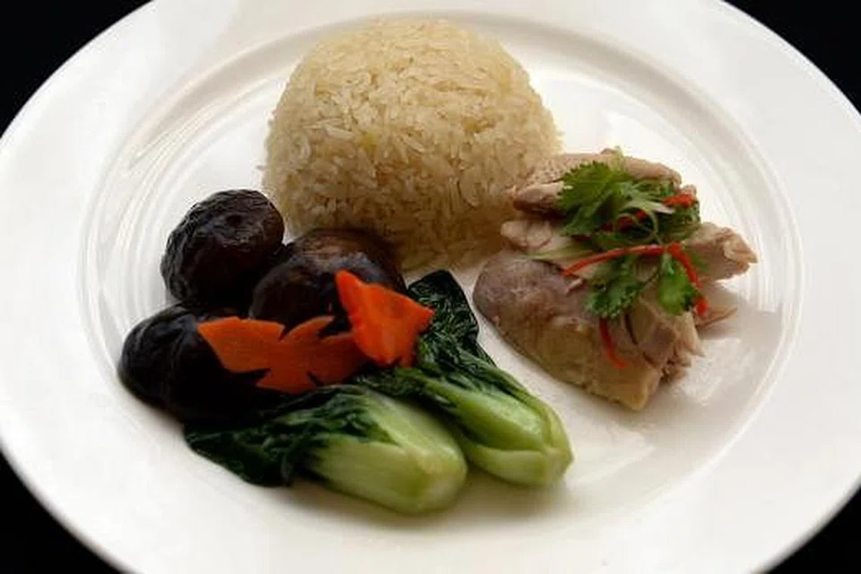 Nasi ayam dan sayur 'sio bai chye' dengan lobak dan cendawan shitake dalam sos tiram vegetarian 