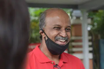 TEMU PENDUDUK: Dr Paul Tambyah, semalam berkempen di Bukit Panjang. - Foto BH oleh ALPHONSUS CHERN