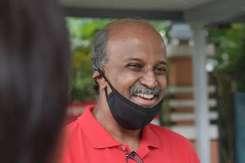 TEMU PENDUDUK: Dr Paul Tambyah, semalam berkempen di Bukit Panjang. - Foto BH oleh ALPHONSUS CHERN
