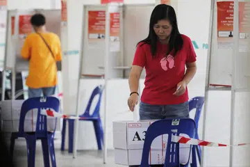 PILIHAN RAYA: Pengundi di pusat mengundi pada 2011.