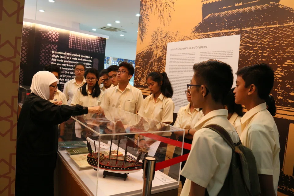 Cik Ramilah Tohid (kiri) berkhidmat sebagai docent atau jurupandu sukarelawan di Pusat Harmoni dari 2006 hingga 2018.