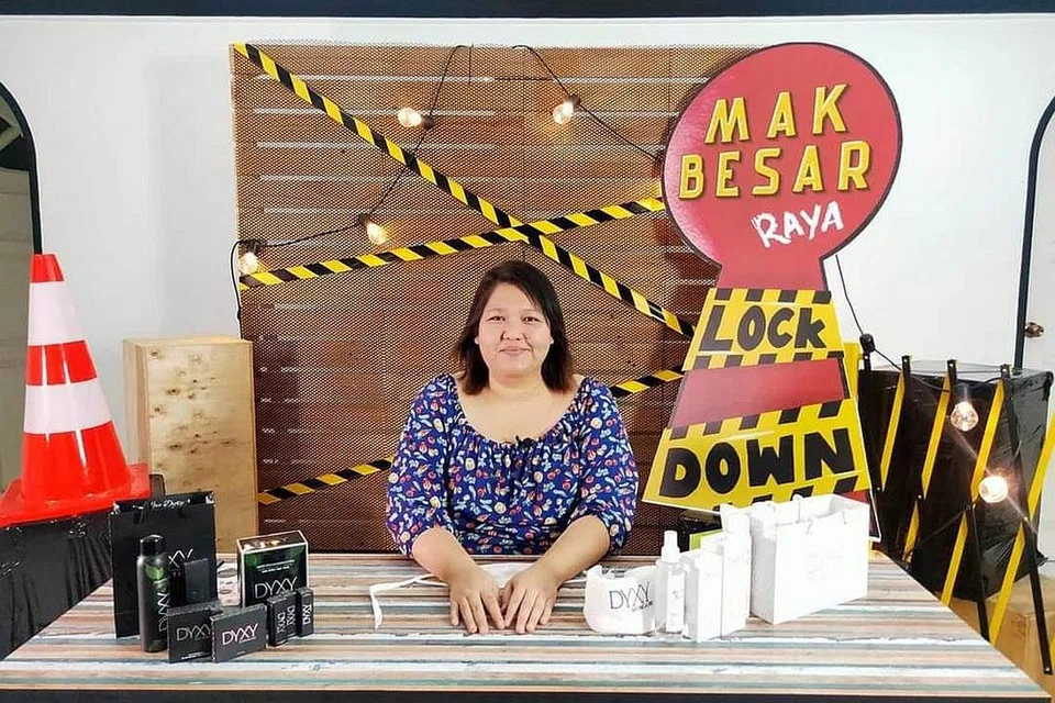 TARIK LEBIH RAMAI PELANGGAN: Syarikat penganjur acara, MakBesar Pte Ltd, menjangkakan acara pameran dan persidangan hibrid yang menggabungkan acara fizikal dan digital bagi menjangkau lebih ramai pelanggan semasa pandemik Covid-19 ini. Syarikat itu telah menganjurkan bazar dalam talian pada Mei lalu yang turut menampilkan penstriman siaran langsung oleh pengarah bersama firma itu, Cik Haryani Othman (atas). - Foto MAKBESAR PTE LTD