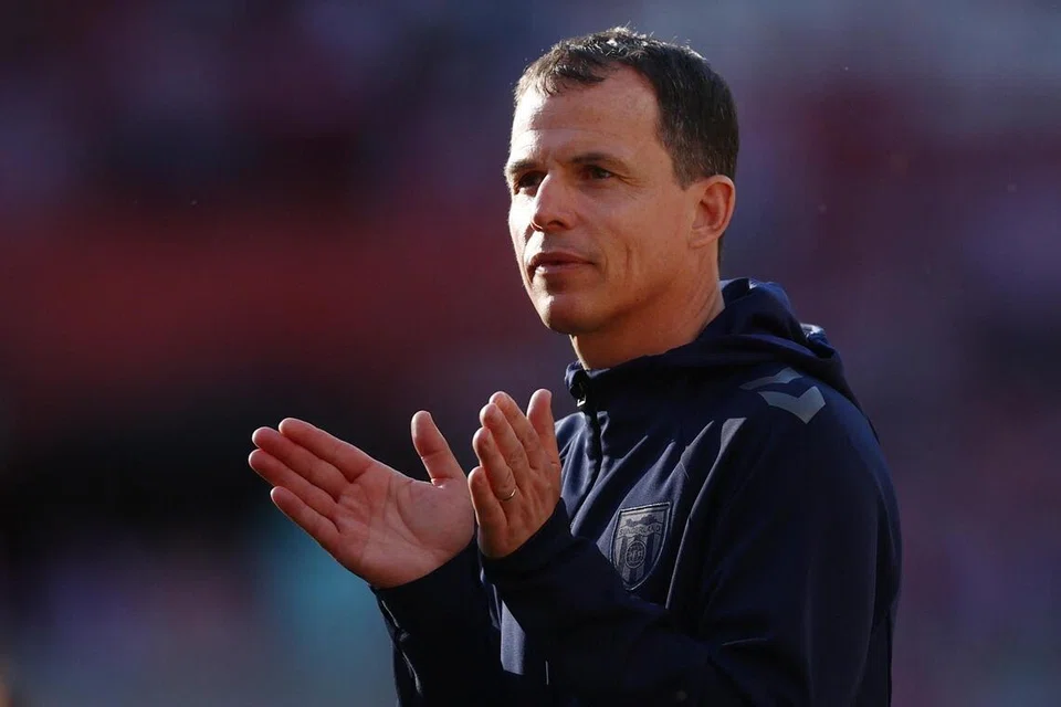 Ketua jurulatih Sunderland, Regis Le Bris, memberi tepukan penghargaan kepada penyokong selepas perlawanan menentang Chelsea, pada 24 Mei.