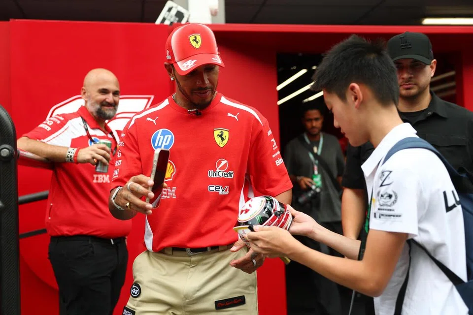 Pelumba Ferrari, Lewis Hamilton, meluangkan masa beramah mesra dengan para peminat pada 8 Oktober, menjelang Grand Prix (GP) Singapura di Litar Marina Bay.