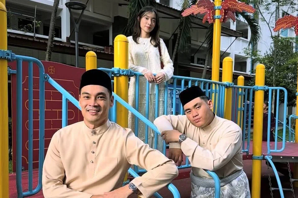 Dalam satu hantaran di wadah Instagram, pelakon Hisyam Hamid (kiri), memuat naik foto mesra bersama dua anak remajanya, Nurish Syameliah (tengah) dan Hayden.