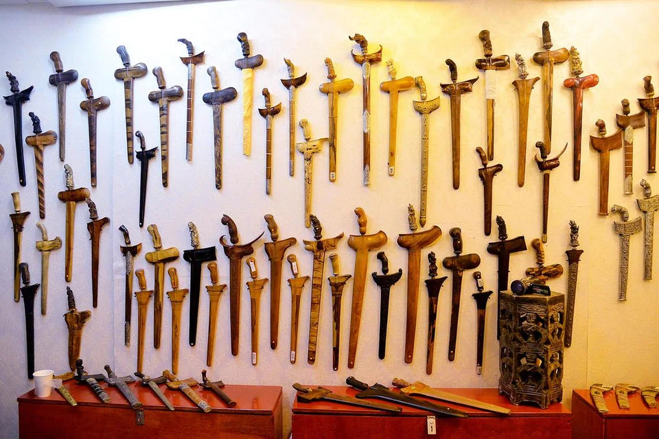 KERIS BERSEJARAH: Kebanyakan keris yang dipamerkan di galeri seni Nusantara Heritage ini berasal dari Indonesia dan pernah digunakan sebagai senjata semasa berperang dan upacara adat. - Foto-foto IMAN ALIF