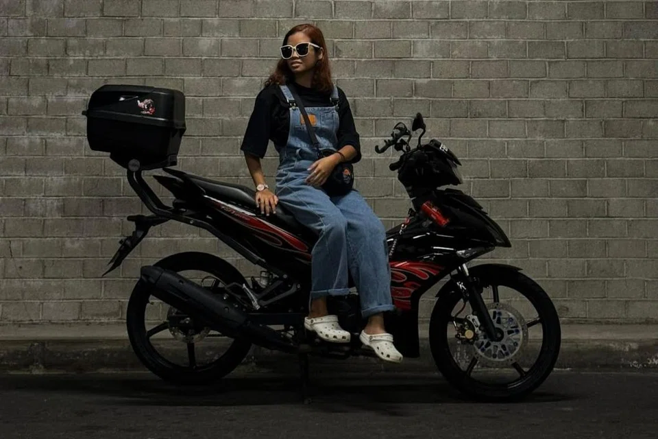 ANAK PEREMPUAN PUN TURUT BERMOTOSIKAL: Cik Putri Nur’Ain juga mengikuti rombongan ke Pontian bersama ayah dan adik beradik lelaki lain.