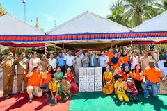 RAKAMAN KENANGAN: Antara yang hadir pada pelancaran fasa ke-3 Program Air Untuk Kehidupan (WFL) di Siem Reap termasuk (barisan belakang, 10 dari kiri) Timbalan Gabenor Wilayah Siem Reap, Encik Neak Neron; Pengarah Operasi, Water for Cambodia, Encik Massimo Maio; Duta Besar Singapura ke Kemboja, Cik Teo Lay Cheng; Gabenor SIF, Encik Lian Wee Cheow; dan Pengarah Jabatan Pembangunan Wilayah Pendalaman, Encik Touch Mala. - Foto SIF