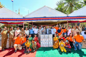 RAKAMAN KENANGAN: Antara yang hadir pada pelancaran fasa ke-3 Program Air Untuk Kehidupan (WFL) di Siem Reap termasuk (barisan belakang, 10 dari kiri) Timbalan Gabenor Wilayah Siem Reap, Encik Neak Neron; Pengarah Operasi, Water for Cambodia, Encik Massimo Maio; Duta Besar Singapura ke Kemboja, Cik Teo Lay Cheng; Gabenor SIF, Encik Lian Wee Cheow; dan Pengarah Jabatan Pembangunan Wilayah Pendalaman, Encik Touch Mala. - Foto SIF