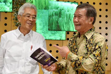 KARYA SENJA: Buku puisi solo Encik Maarof Salleh (kiri) bertajuk 'Yang Kulihat Yang Kurasa' dilancarkan oleh mantan Speaker Parlimen, Encik Abdullah Tarmugi (kanan) kelmarin di Perpustakaan Jurong. - Foto TUKIMAN WARJI