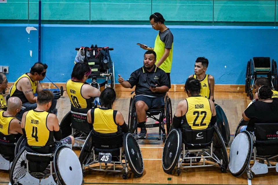 Pada mulanya, Pengurus Pasukan Persatuan Ragbi Kerusi Roda Singapura (WRAS), Muhammad Aidil Khalip, enggan terima peranan tersebut kerana impiannya untuk mewakili negara dalam sukan tersebut terpaksa dipadamkan. Namun, beliau dapati beliau masih boleh menyumbang dalam sukan tersebut dan membantu mereka yang memerlukan. 