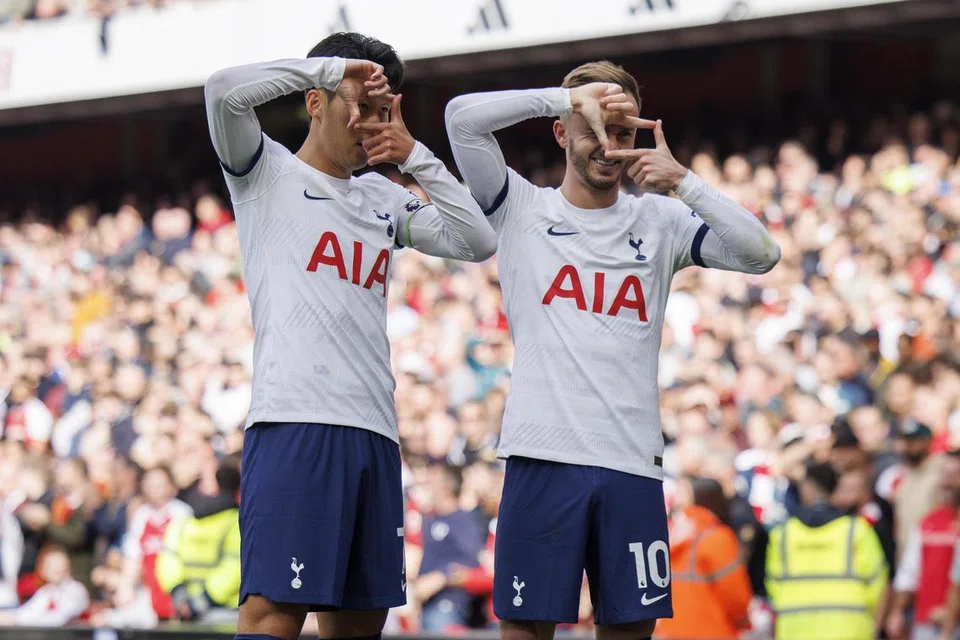 YAKIN KEMBALI: Kapten baru Tottenham Hotspur, Son Heung-min, meraikan jaringannya bersama James Maddison (jersi nombor 10) yang mengumpan bola kepadanya. Pemain Tottenham kelihatan lebih yakin dan selesa bermain di bawah bimbingan Ange Postecoglou.