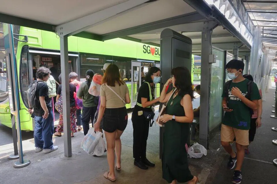 BERJALAN LANCAR: Penumpang nampaknya tidak begitu terjejas walaupun khidmat LRT Bukit Panjang ditiadakan pada Ahad kerana  terdapat pengangkutan awam alternatif seperti bas ulang-alik yang berjalan dengan lancar.