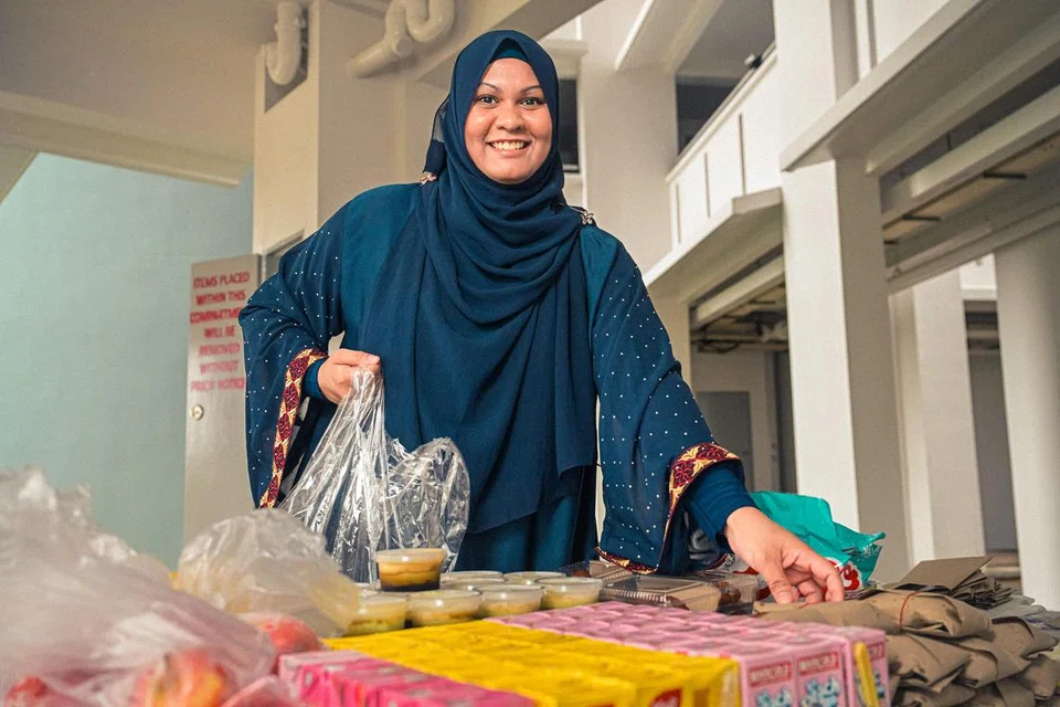 
Cik Dayana Shahirah Ridwan merupakan pengasas, ‘Bites of Kindness’, projek yang dimulakannya pada 2022 untuk mengagihkan makanan kepada pekerja penghantaran dan penduduk di Bayview, Sumang Walk di Punggol.