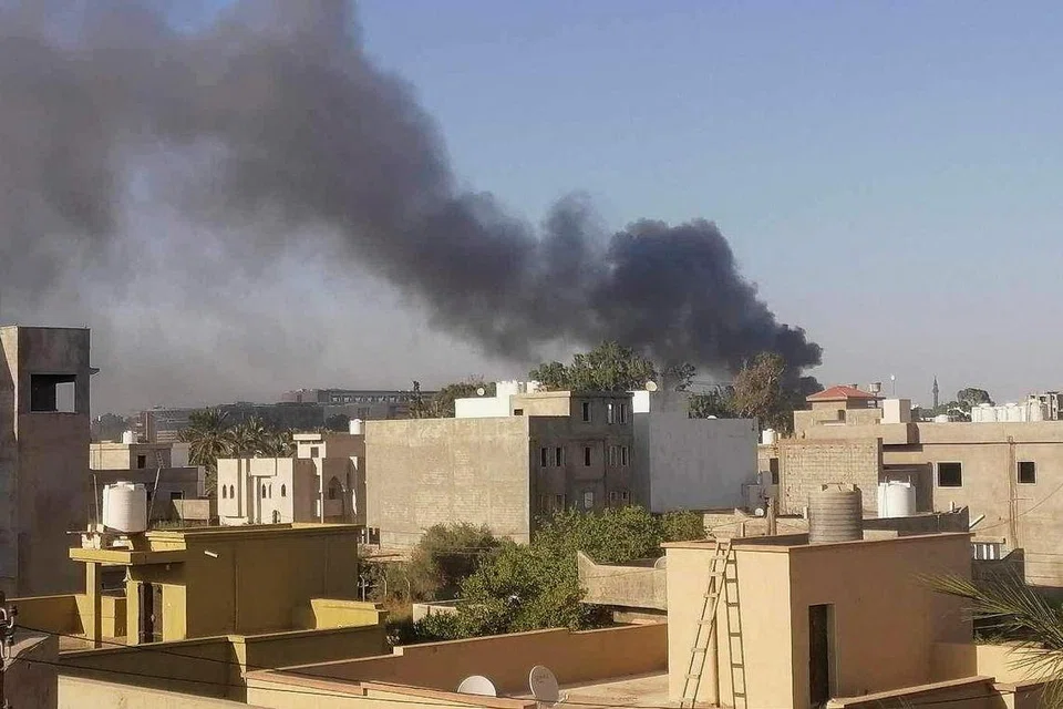 KESAN PERTEMPURAN: Kepulan asap selepas pertempuran dua puak di Tripoli, Libya  susulan kejadian berbalas tembakan membabitkan dua kumpulan bersenjata, iaitu Briged 444 yang berpengaruh dan Al-Radaa atau Pasukan Pencegahan Khas.