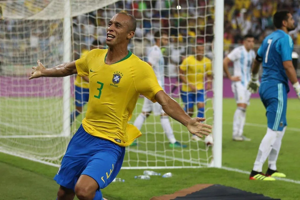 WIRA BRAZIL: Miranda (kiri) menjadi wira Brazil selepas jaringannya pada minit terakhir memastikan Brazil menang tipis 1-0 ke atas Argentina. - Foto AFP 