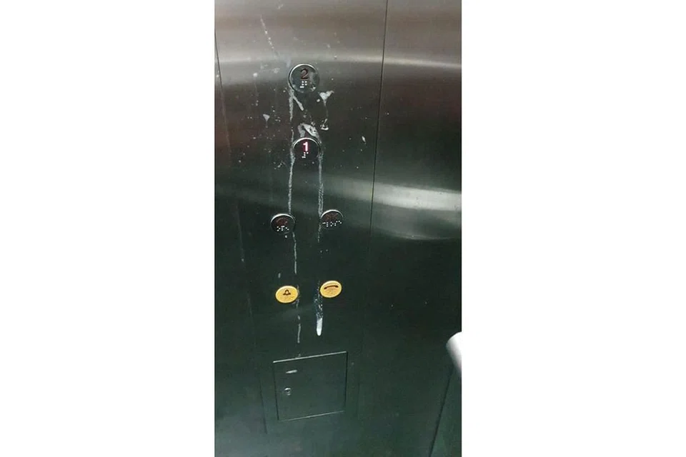 PERBUATAN NAKAL: Bekas ludah di butang-butang lif stesen LRT Rumbia. Foto: FACEBOOK/SBS TRANSIT LTD