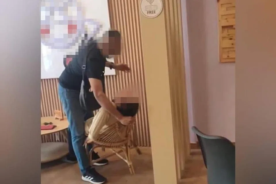 KASARI ORANG AWAM: Tangkap layar video yang tular di media sosial baru-baru ini, yang menunjukkan seorang lelaki, yang dipercayai adalah ketua polis balai,  melakukan kekerasan terhadap seorang individu  lelaki di tempat awam. 