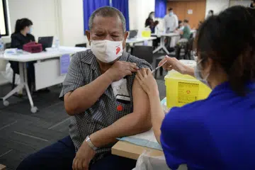 Mereka yang belum mendapatkan vaksinasi Covid-19 dalam tempoh 12 bulan lalu dinasihatkan supaya berbuat demikian, khususnya bagi golongan mudah terjejas seperti warga emas.