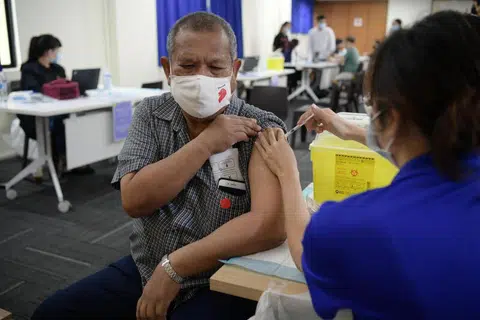 Mereka yang belum mendapatkan vaksinasi Covid-19 dalam tempoh 12 bulan lalu dinasihatkan supaya berbuat demikian, khususnya bagi golongan mudah terjejas seperti warga emas.