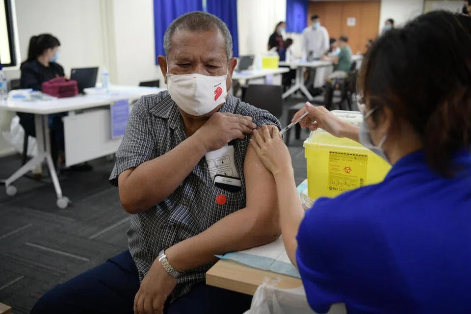 Mereka yang belum mendapatkan vaksinasi Covid-19 dalam tempoh 12 bulan lalu dinasihatkan supaya berbuat demikian, khususnya bagi golongan mudah terjejas seperti warga emas.