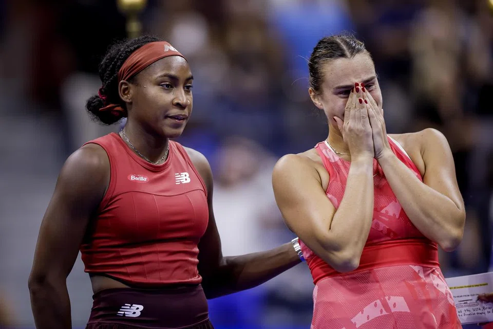 TUMBANGKAN PEMAIN NOMBOR 1 DUNIA: Coco Gauff dengan Aryna Sabalenka (kanan) dari Belarus selepas mengalahkannya di Terbuka AS.
