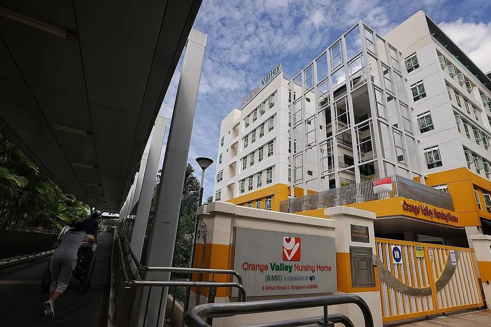 KELOMPOK BARU: Kelompok baru Covid-19 terbentuk di Rumah Penjagaan Jamiyah dan Rumah Penjagaan Orange Valley kelmarin, dengan setiap kelompok mempunyai 13 kes. Kesemua 13 kes di Orange Valley di Simei adalah penghuninya, manakala kes di Rumah Penjagaan Jamiyah di West Coast Drive melibatkan 10 penghuni dan tiga kakitangan. - Foto-foto BH oleh KEVIN LIM