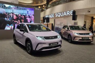 SEMAKIN POPULAR: Kereta elektrik buatan BYD dan model hatchback Dolphin di Waterway Point.  Foto BYD Singapore