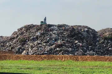 Tapak pelupusan sampah di Batu 4, Kota Tinggi, yang dikatakan menjadi punca kepada pencemaran udara dan bau busuk oleh penduduk sekitar.