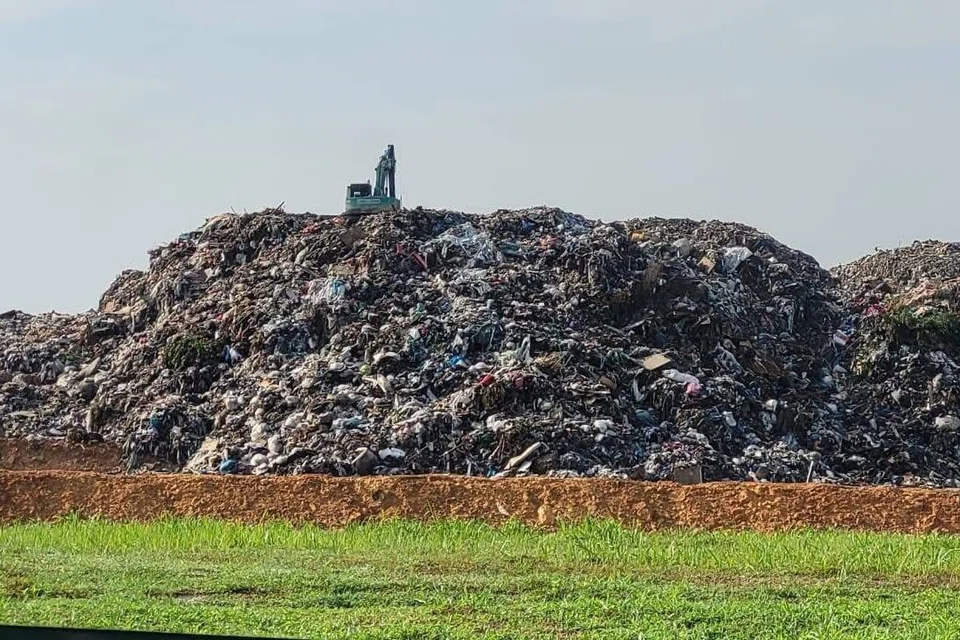 Tapak pelupusan sampah di Batu 4, Kota Tinggi, yang dikatakan menjadi punca kepada pencemaran udara dan bau busuk oleh penduduk sekitar.