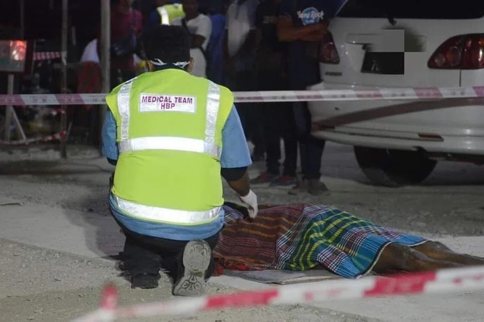 TRAGEDI MALANG: Pihak berkuasa menguruskan mayat pekerja warga Bangladesh yang maut dalam kejadian runtuhan gudang pada Selasa malam.