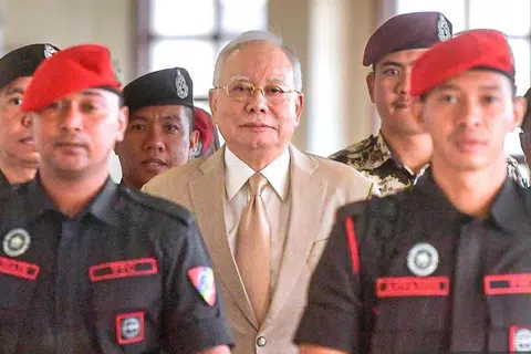 Bekas perdana menteri Malaysia, Najib Razak, sedang menjalani humkuman penjara bagi kesalahan pecah amanah, salah guna kedudukan dan pengubahan wang haram dana milik SRC International Sdn Bhd, sebuah anak syarikat dana pelaburan negara, 1Malaysia Development Berhad (1MDB). Beliau juga dihukum denda.