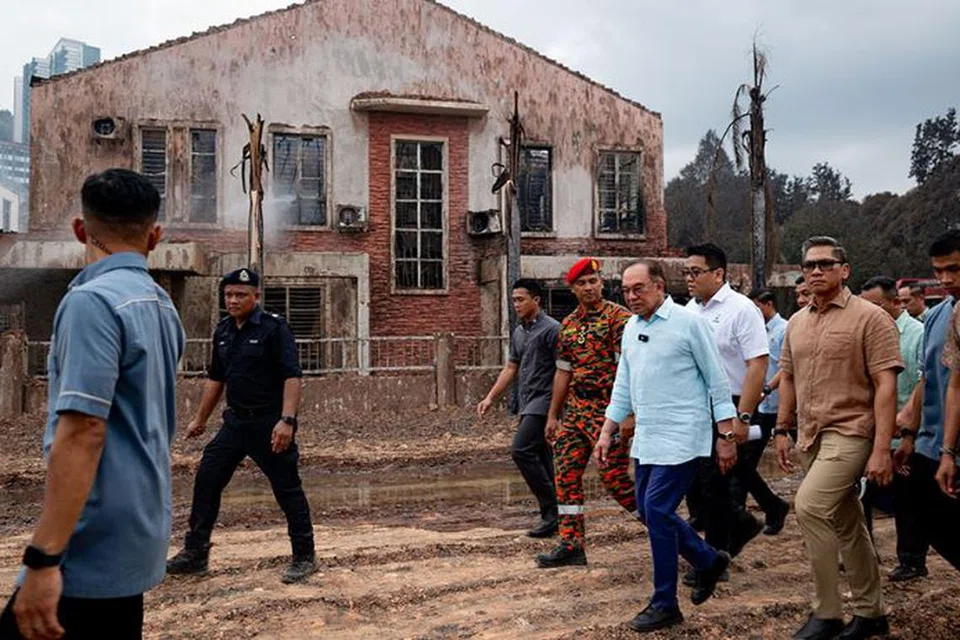 Perdana Menteri Malaysia, Datuk Seri Anwar Ibrahim (tengah) turun meninjau kawasan kejadian letupan saluran paip gas Petronas di Putra Heights, Subang Jaya, Selangor, yang mengakibatkan kemusnahan dahsyat harta benda penduduk dan menyebabkan ratusan tercedera.