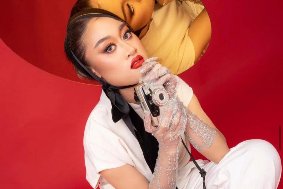 TIDAK PERLU TIRU ORANG: Aisha Retno tekankan ketulenan identiti diri dalam setiap karya yang dipaparkan meskipun sering merujuk kepada pendapat ibunya, Jean Retno, seorang penyanyi Indonesia, serta legenda lain. - Foto INSTAGRAM AISHA RETNO